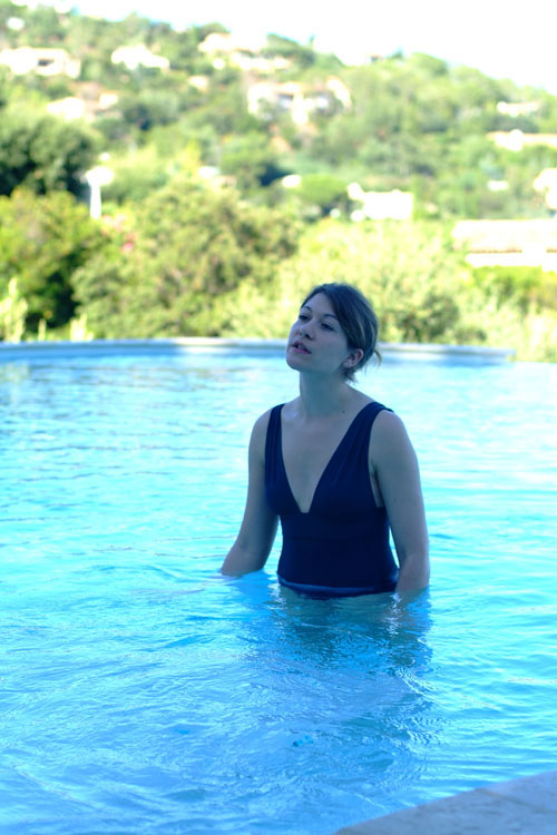 Aude in pool