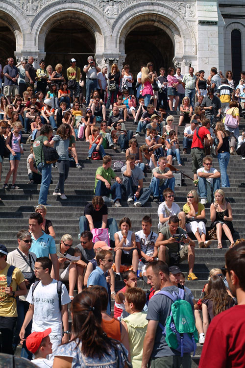 Crowds of tourists at Sacre Couer and Monmartre