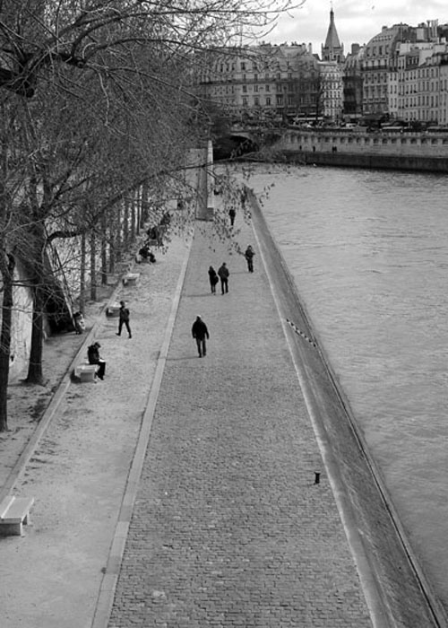 Walkers along the Seine